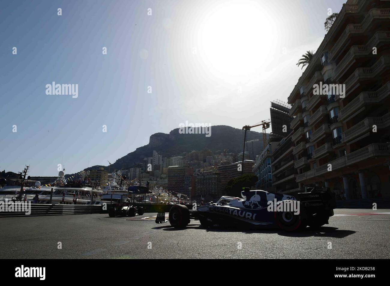 Yuki Tsunoda von der Scuderia Alpha Tauri Honda fährt seinen Einsitzer während des freien Trainings des Grand Prix von Monaco auf dem Monaco City Circuit in Monaco-Ville, Monaco, Frankreich, 27. Mai 2022 (Foto: Andrea Diodato/NurPhoto) Stockfoto