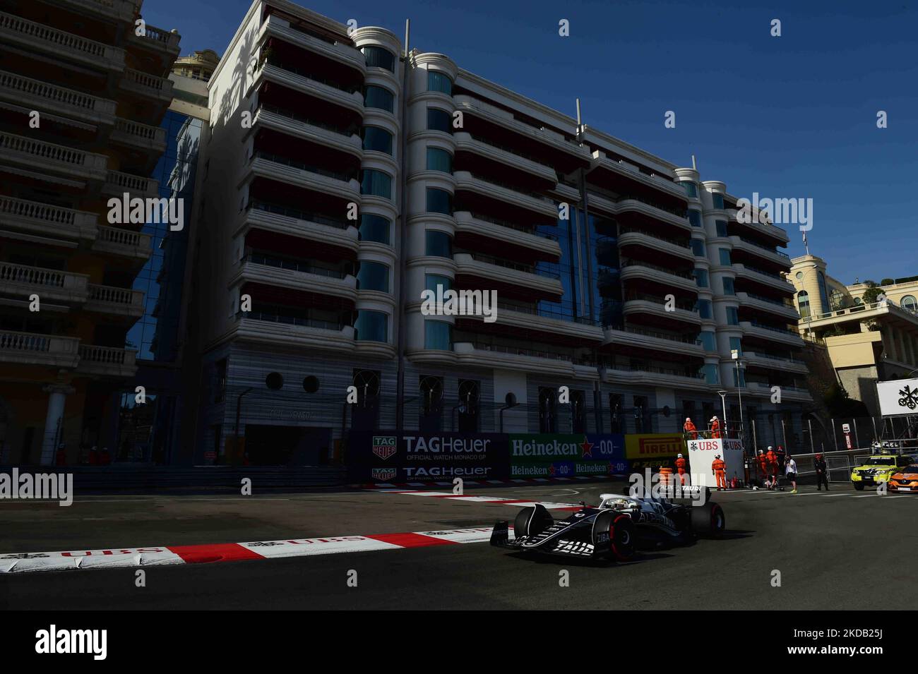 Pierre Gasly von der Scuderia Alpha Tauri Honda fährt seinen Einsitzer während des freien Trainings des Grand Prix von Monaco auf dem Monaco City Circuit in Monaco-Ville, Monaco, Frankreich, 27. Mai 2022 (Foto: Andrea Diodato/NurPhoto) Stockfoto