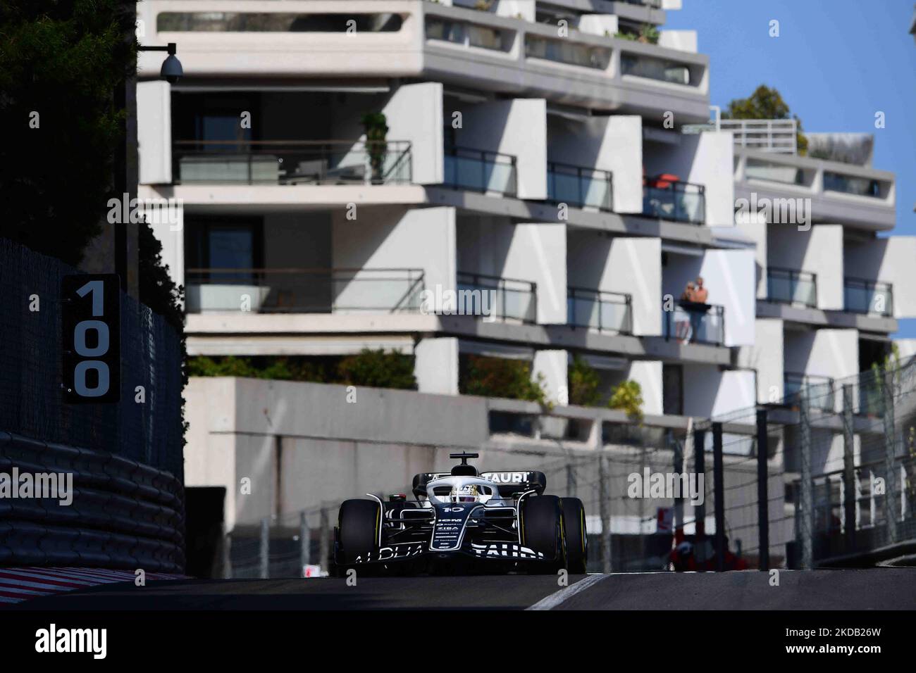 Pierre Gasly von der Scuderia Alpha Tauri Honda fährt seinen Einsitzer während des freien Trainings des Grand Prix von Monaco auf dem Monaco City Circuit in Monaco-Ville, Monaco, Frankreich, 27. Mai 2022 (Foto: Andrea Diodato/NurPhoto) Stockfoto
