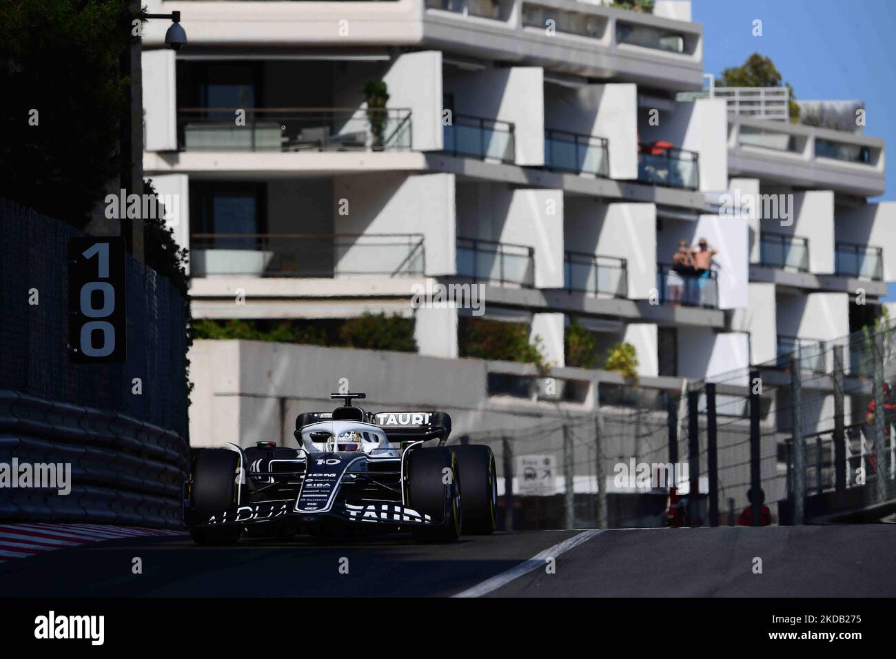 Pierre Gasly von der Scuderia Alpha Tauri Honda fährt seinen Einsitzer während des freien Trainings des Grand Prix von Monaco auf dem Monaco City Circuit in Monaco-Ville, Monaco, Frankreich, 27. Mai 2022 (Foto: Andrea Diodato/NurPhoto) Stockfoto