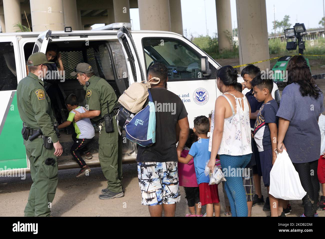 Migranten, die den Rio Grande überquerten, werden in den Border Patrol Van verladen, bevor sie am 27 2022. Mai in ein Haftzentrum in Eagle Pass Texas, USA, gebracht werden. Titel 42, das Mandat der Trump-Ära, das Migranten die Einreise in die USA verhindern sollte, Sollte am 23. Mai auslaufen, wurde aber durch eine Klage blockiert, die von mehreren Staaten eingereicht wurde und darauf hinweist, dass der Schritt zum Streik des Gesetzes „die Standards des Verwaltungsverfahrensgesetzes nicht erfüllt“ und dass es keine dauerhafte Lösung für den Umgang mit dem unvermeidlichen Anstieg der Einwanderung gibt. Gegner der Beanspruchung des Gesetzes äußerten ihre Forderungen, dass Titel 42 il ist Stockfoto