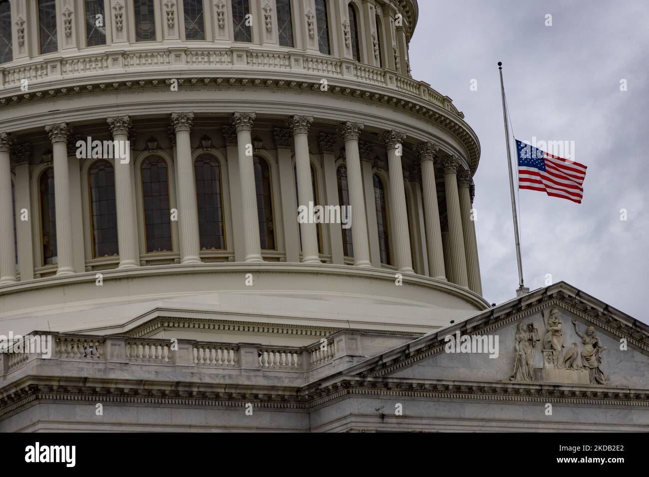 Die US-Flagge fliegt am 27. Mai 2022 im US-Kapitol in Washington, D.C. nach einem Massenschuss an einer Schule in Uvalde, Texas, und zu Beginn des Memorial Day-Wochenendes (Foto: Bryan Olin Dozier/NurPhoto) Stockfoto