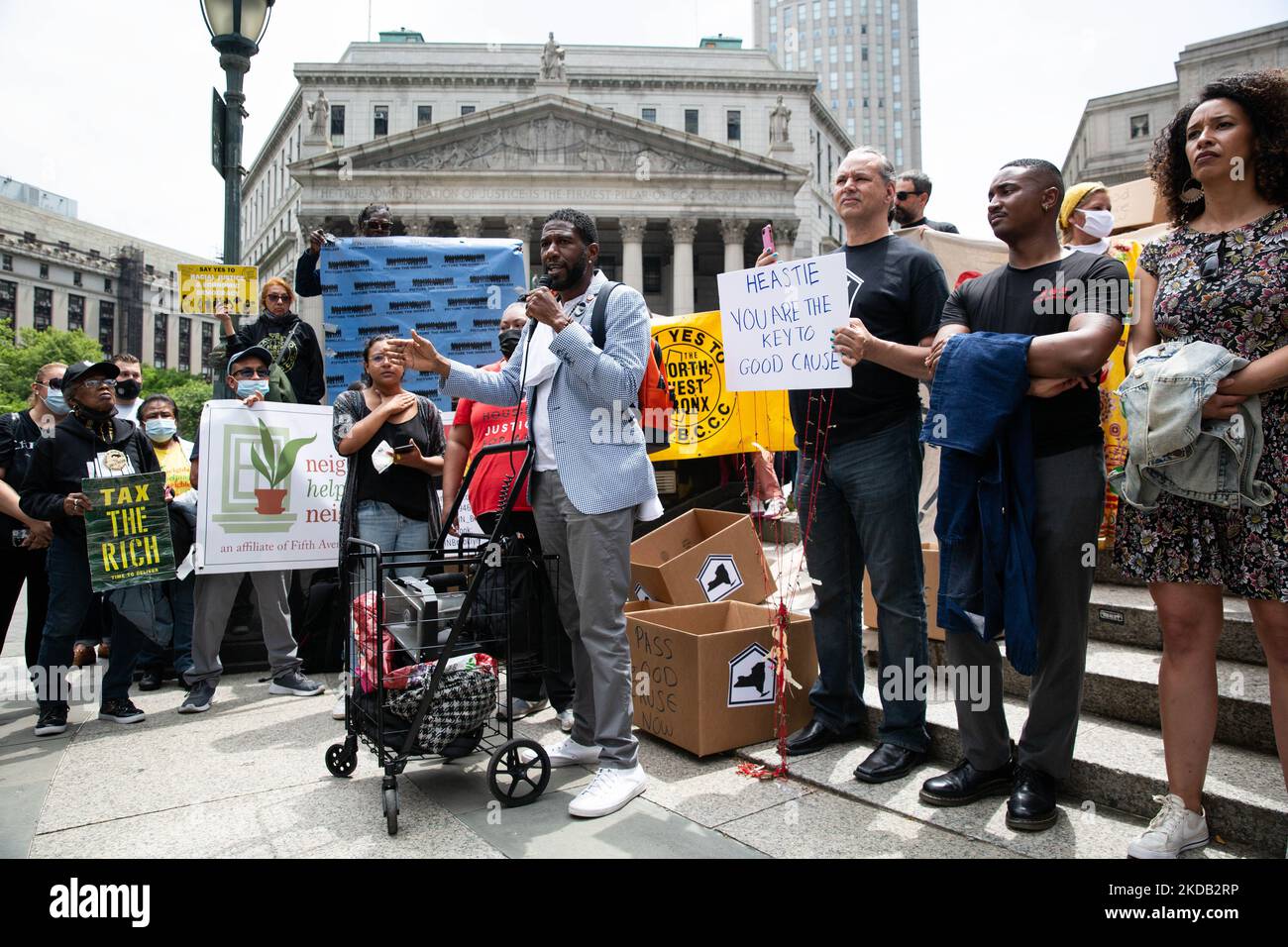 Wohnungsrechtsaktivisten hielten am 27. Mai 2022 vor dem Sprecher Carl Heastie und der Mehrheitsführerin Andrea Stewart-Cousins New York City ein Einsterben ab, in dem sie gewählte Beamte aufforderten, eine Gesetzgebung für gute Sache zu verabschieden. (Foto von Karla Ann Cote/NurPhoto) Stockfoto