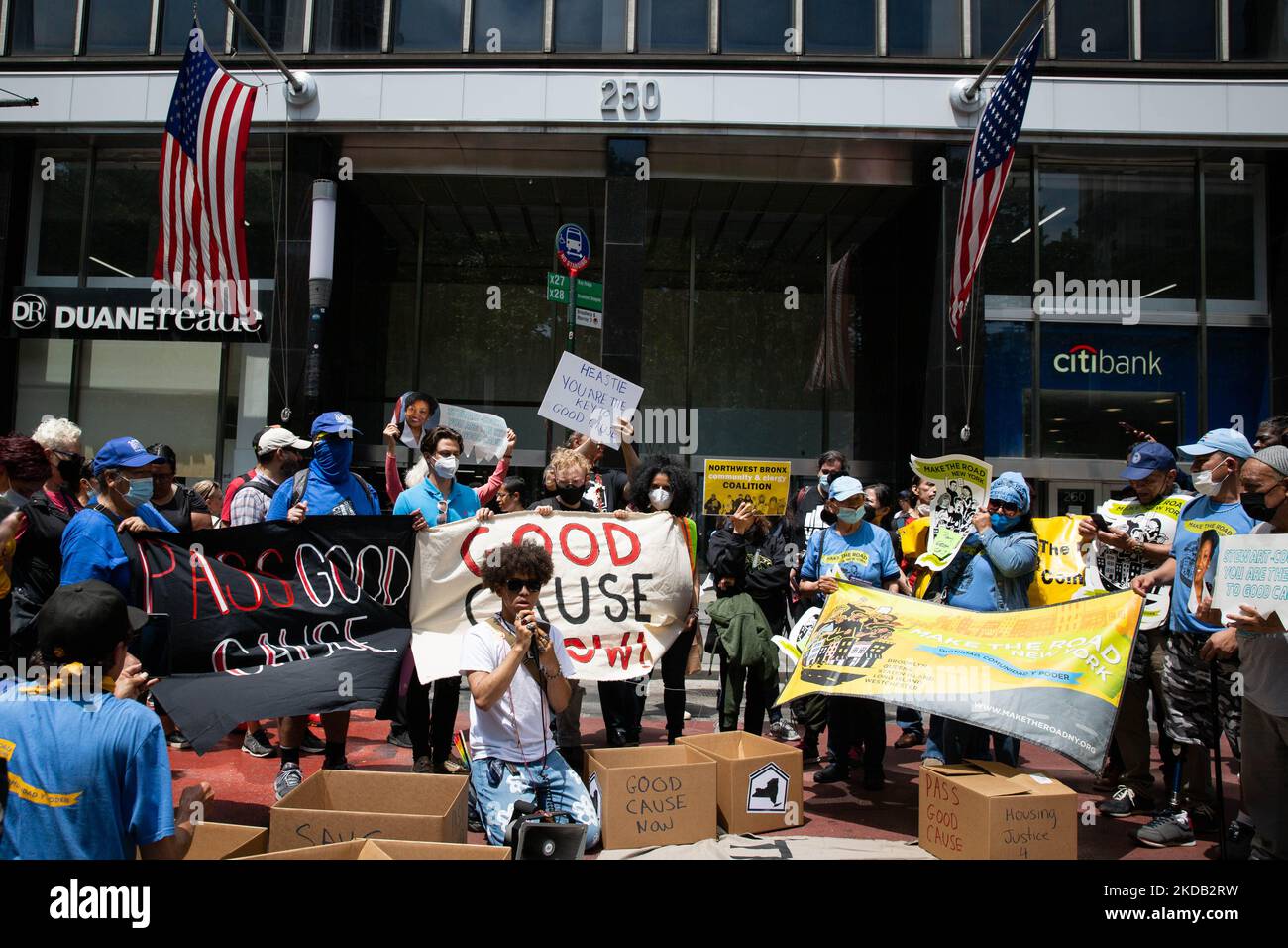 Wohnungsrechtsaktivisten hielten am 27. Mai 2022 vor dem Sprecher Carl Heastie und der Mehrheitsführerin Andrea Stewart-Cousins New York City ein Einsterben ab, in dem sie gewählte Beamte aufforderten, eine Gesetzgebung für gute Sache zu verabschieden. (Foto von Karla Ann Cote/NurPhoto) Stockfoto
