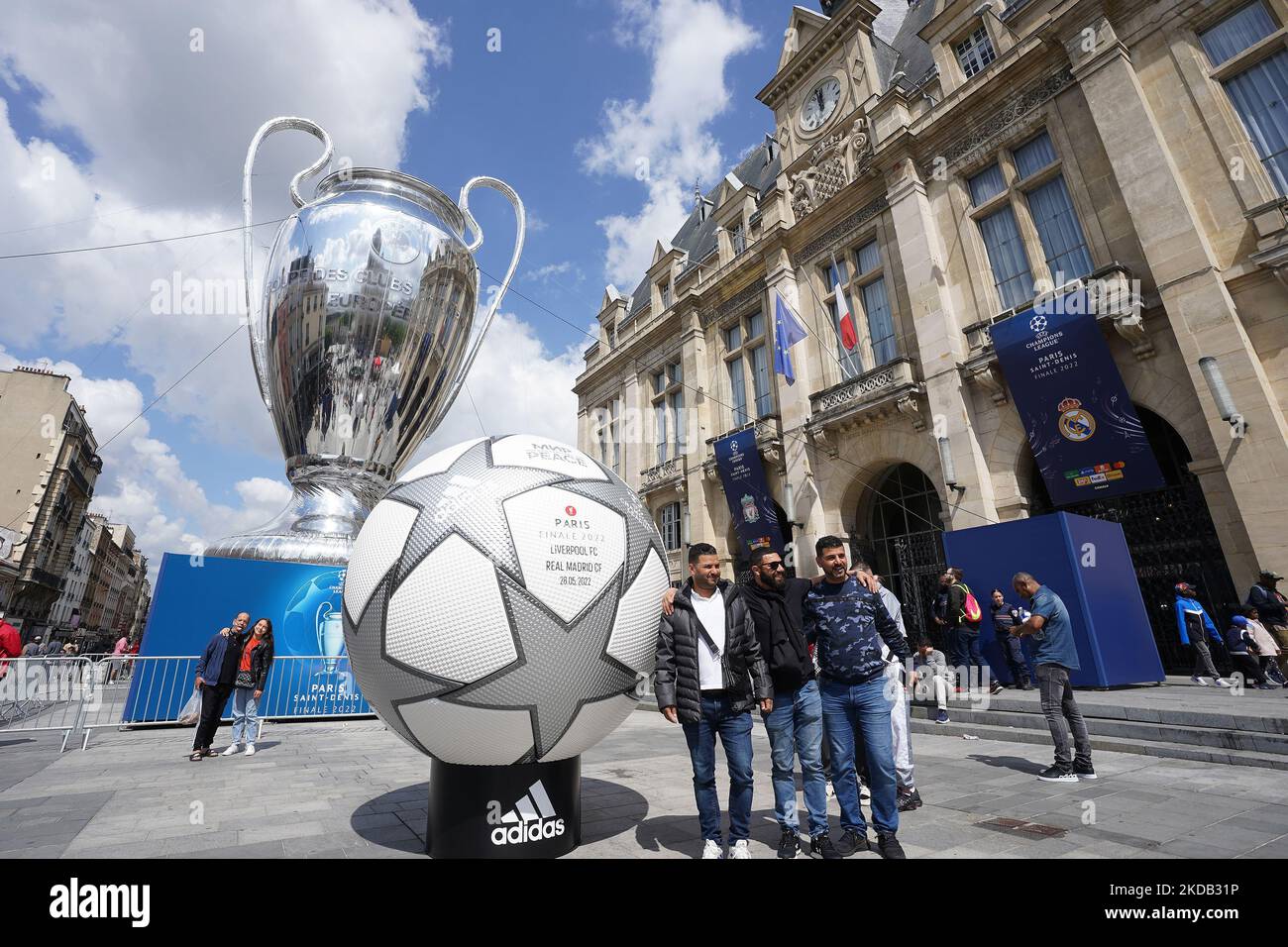 Eine aufblasbare Trophäe, die vor dem UEFA Champions League-Finale im Stade de France, Paris, in der Basilika Saint-Denis ausgestellt wird. (Foto von Giuseppe Maffia/NurPhoto) Stockfoto