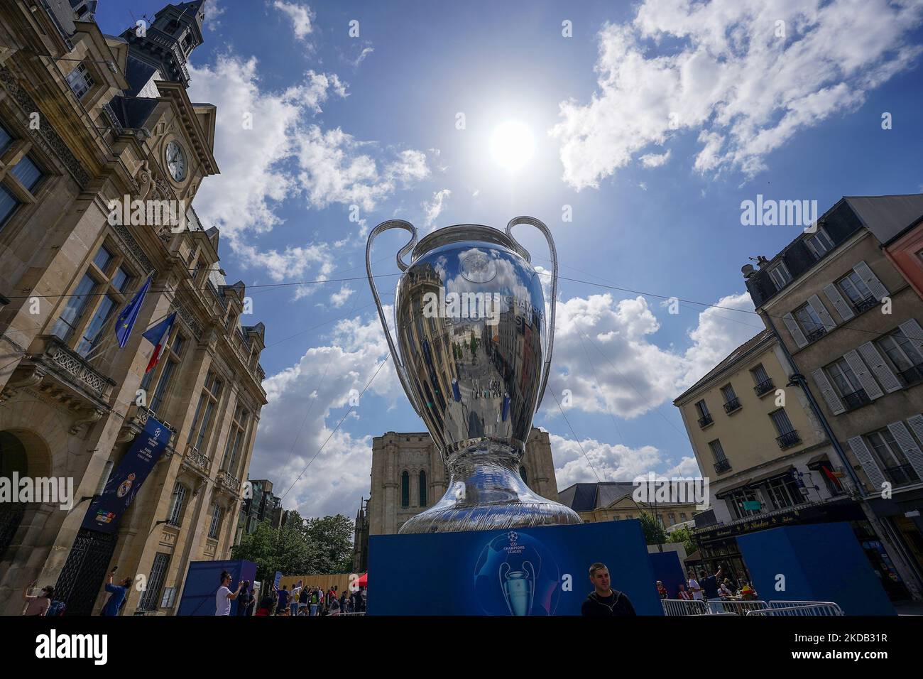 Eine aufblasbare Trophäe, die vor dem UEFA Champions League-Finale im Stade de France, Paris, in der Basilika Saint-Denis ausgestellt wird. (Foto von Giuseppe Maffia/NurPhoto) Stockfoto