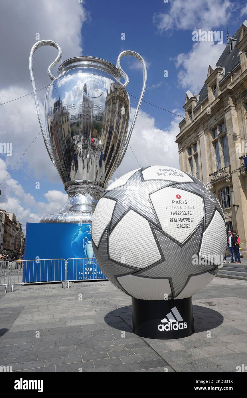 Eine aufblasbare Trophäe, die vor dem UEFA Champions League-Finale im Stade de France, Paris, in der Basilika Saint-Denis ausgestellt wird. (Foto von Giuseppe Maffia/NurPhoto) Stockfoto