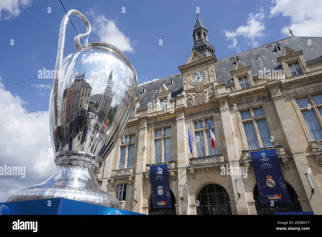 Eine aufblasbare Trophäe, die vor dem UEFA Champions League-Finale im Stade de France, Paris, in der Basilika Saint-Denis ausgestellt wird. (Foto von Giuseppe Maffia/NurPhoto) Stockfoto