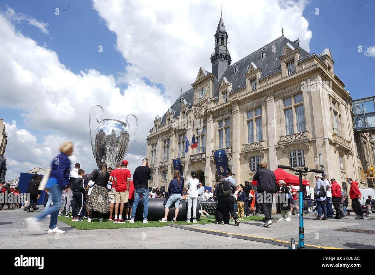 Fans vor einer Champions-League-Trophäe vor der Kathedrale von Saint Denis genießen die Atmosphäre vor dem Spiel, bevor sie am 28. Mai 2022 im Stade de France in Paris das UEFA Champions League-Finale zwischen dem FC Liverpool und Real Madrid starten. (Foto von Giuseppe Maffia/NurPhoto) Stockfoto