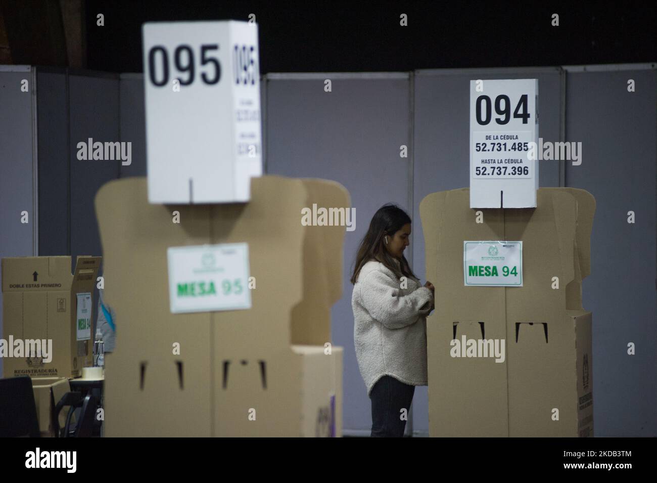 Mitarbeiter des kolumbianischen Staatsregisters bereiten den Corferias FAIR Compund für die Präsidentschaftswahlen 2022 in Kolumbien vor, die am 29. Mai 28 2022 in Bogota, Kolumbien, stattfinden werden. (Foto von Sebastian Barros/NurPhoto) Stockfoto