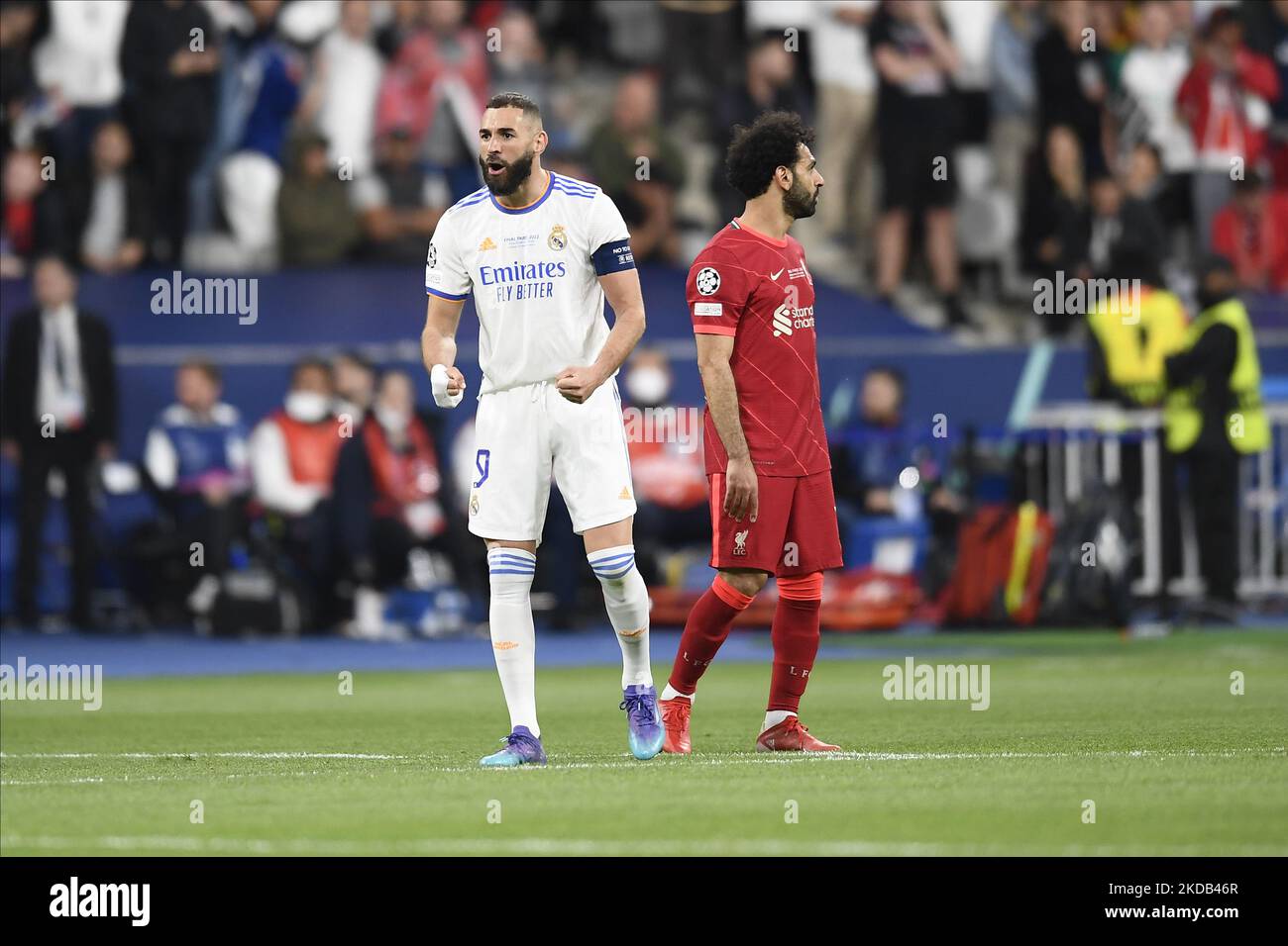 Karim Benzema von Real Madrid, Mohamed Salah von Liverpool während des UEFA Champions League-Finalsspiels zwischen dem FC Liverpool und Real Madrid am 28. Mai 2022 im Stade de France in Paris, Frankreich. (Foto von Jose Breton/Pics Action/NurPhoto) Stockfoto
