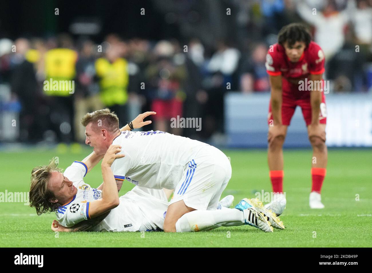 Luka Modric von Real Madrid CF feiert den Sieg mit Toni Kroos von Real Madrid CF am Ende des UEFA Champions League Finales zwischen dem FC Liverpool und Real Madrid CF im Stade de France am 28. Mai 2022 in Paris, Frankreich. (Foto von Giuseppe Maffia/NurPhoto) Stockfoto