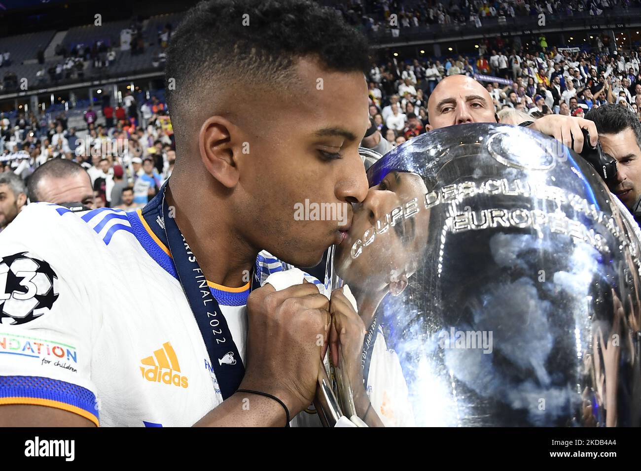 Rodrygo von Real Madrid küsst die Trophäe nach dem UEFA Champions League-Finale zwischen dem FC Liverpool und Real Madrid am 28. Mai 2022 im Stade de France in Paris, Frankreich. (Foto von Jose Breton/Pics Action/NurPhoto) Stockfoto