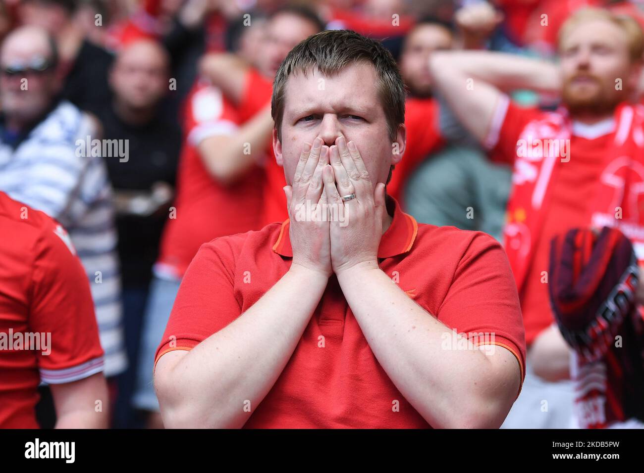 Forest Supporter feiert, dass Huddersfield Town beim Play-Off-Finale der Sky Bet Championship zwischen Huddersfield Town und Nottingham Forest am Sonntag, 29.. Mai 2022, ein eigenes Tor erzielt hat. (Foto von Jon Hobley /MI News/NurPhoto) Stockfoto