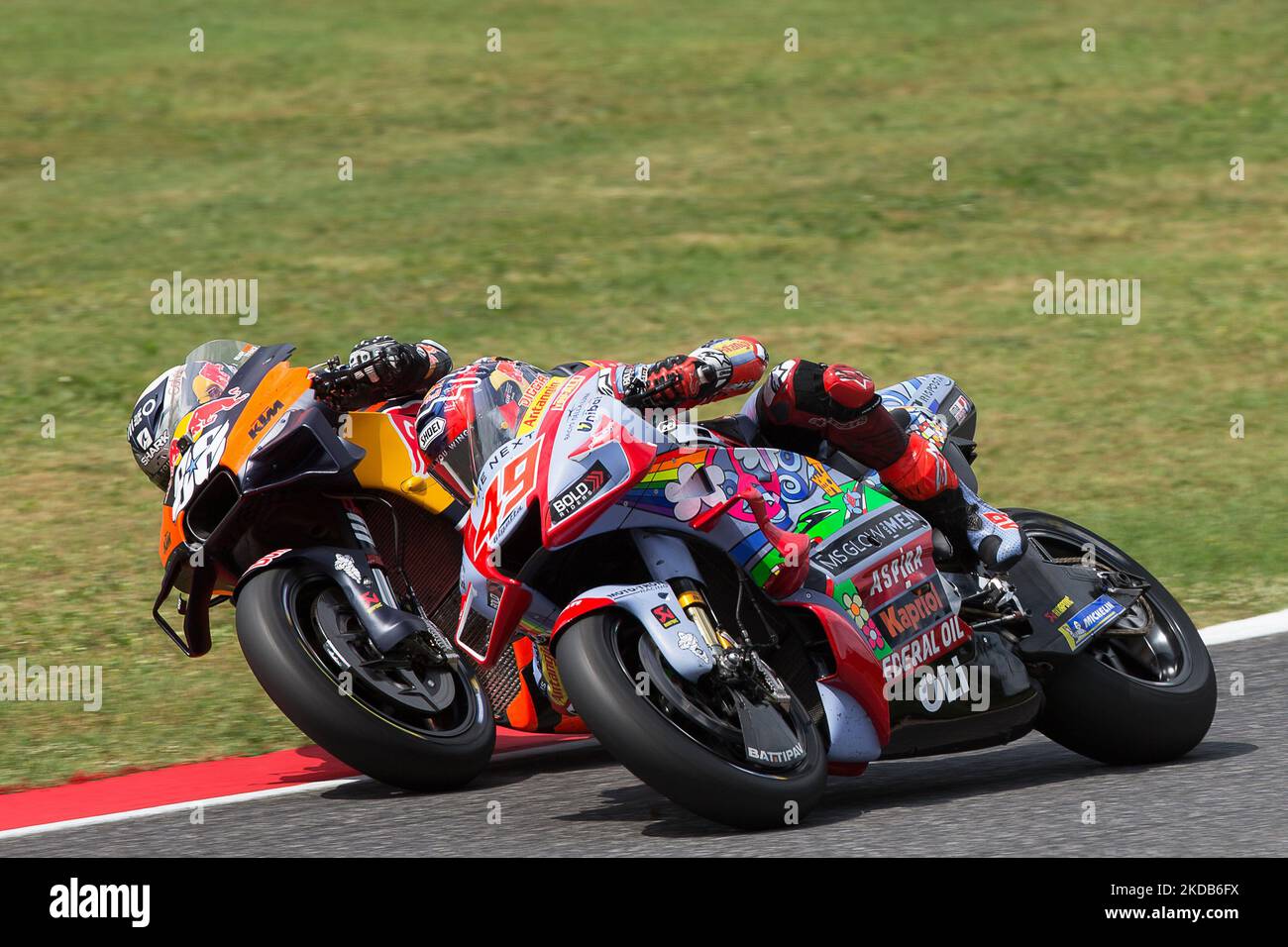 88 Oliveira und 49 Di Gianantonio während der MotoGP-Weltmeisterschaft Gran Premio dâ€™Italia Oakley-Rennen am 29. Mai 2022 auf dem Mugello International Circuit in Scarperia (FI), Italien (Foto: Valerio Origo/LiveMedia/NurPhoto) Stockfoto