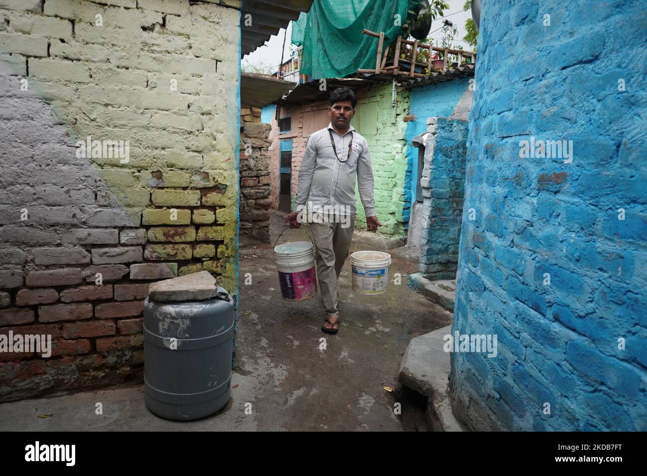 Am 30. Mai 2022 trägt ein Mann seine mit Trinkwasser gefüllten Plastikbehälter aus einem kommunalen Tanker an einem heißen Sommertag in Neu-Delhi, Indien. Das extreme Wetter verschärfte die Machtkrise des Landes sowie die jüngste Ernteerbringung. Indien leidet in den letzten Monaten unter einer rekordverdächtigen Hitze, der wärmsten seit 122 Jahren. (Foto von Mayank Makhija/NurPhoto) Stockfoto