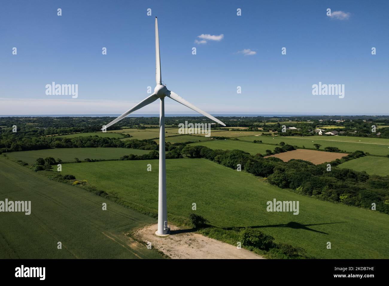 Ein Windpark mit 8 Windturbinen in der Nähe der Stadt Goulien in der Bretagne in Finistère im Jahr 2018 wurde das Repowering dieser Windturbinen von der Firma QUADRAN der Gruppe 'direct energie' betrieben (Foto: Jerome Gilles/NurPhoto) Stockfoto