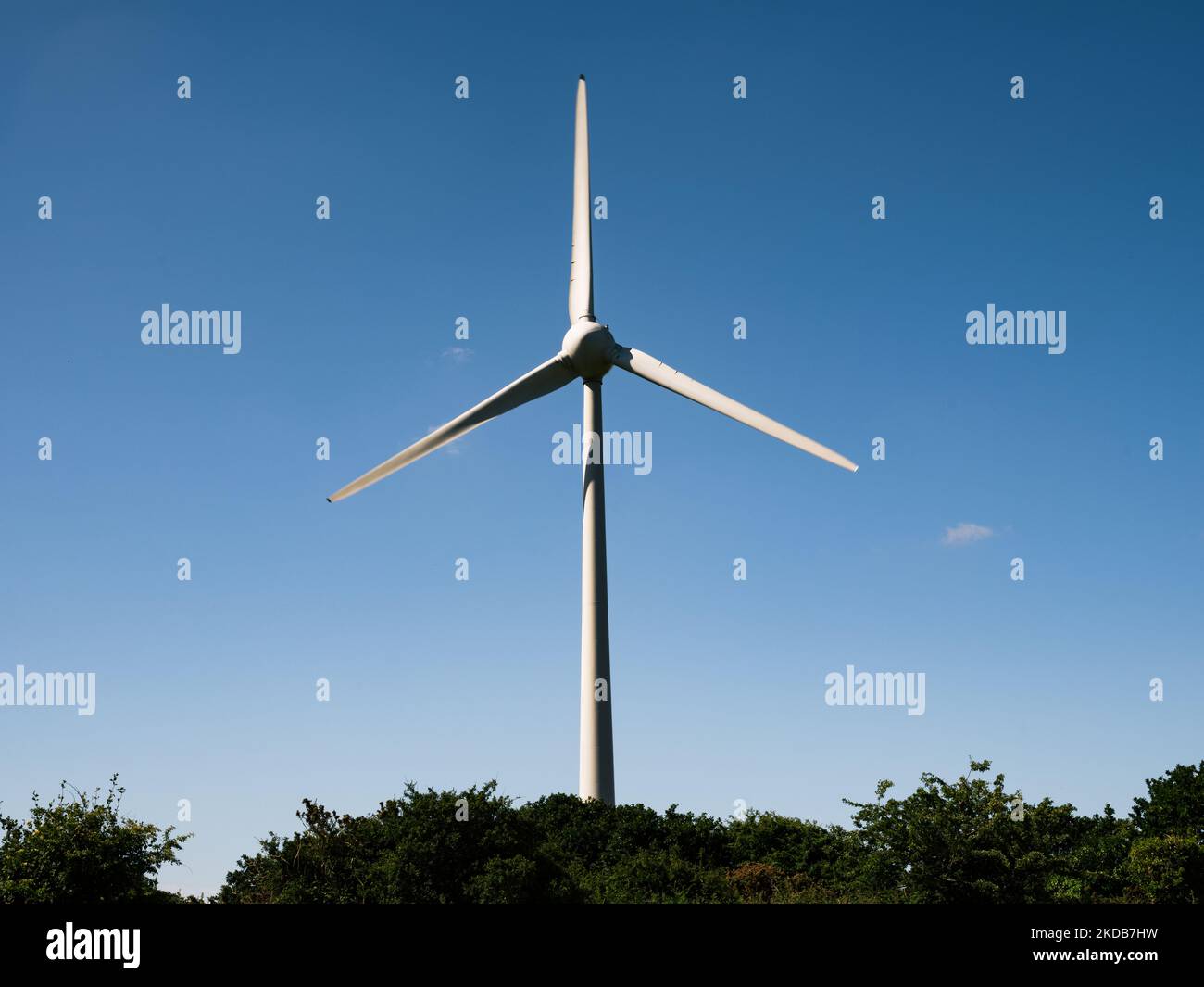 Ein Windpark mit 8 Windturbinen in der Nähe der Stadt Goulien in der Bretagne in Finistère im Jahr 2018 wurde das Repowering dieser Windturbinen von der Firma QUADRAN der Gruppe 'direct energie' betrieben (Foto: Jerome Gilles/NurPhoto) Stockfoto