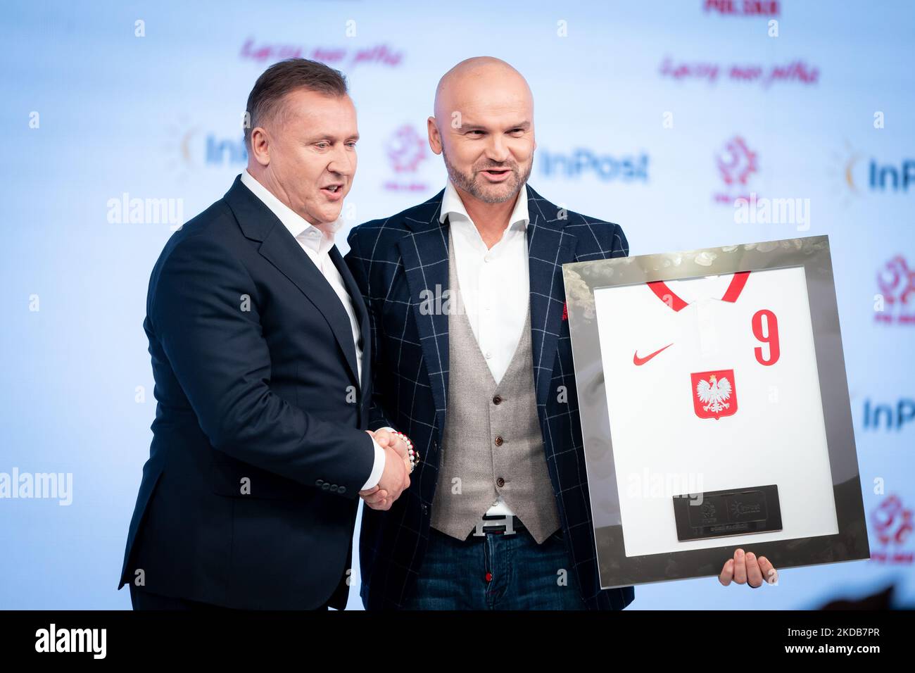 Cezary Kulesza und Rafal Brzoska während der Pressekonferenz zur Bekanntgabe von InPost als strategischem Sponsor des polnischen Fußballverbands und der polnischen Fußballnationalmannschaft am 30. Mai 2022 im PGE-Nationalstadion in Warschau, Polen (Foto: Mateusz Wlodarczyk/NurPhoto) Stockfoto