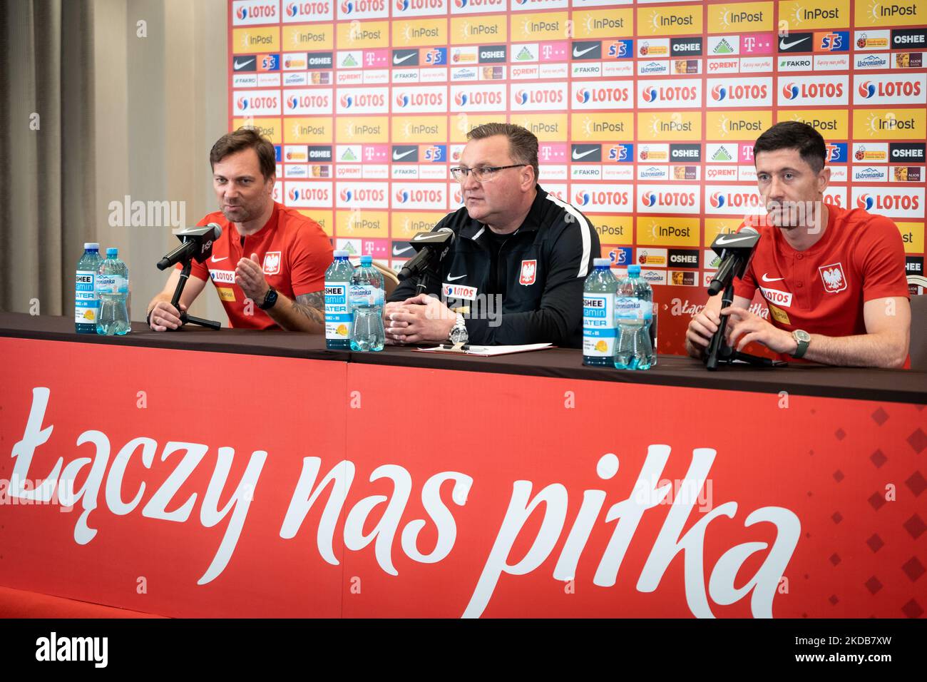 Jakub Kwiatkowski (Medienbeauftragter des polnischen Fußballverbandes), Czeslaw Michniewicz (Cheftrainer der polnischen Nationalmannschaft der Männer) und Robert Lewandowski während der Pressekonferenz der polnischen Fußballnationalmannschaft im DoubleTree by Hilton in Warschau, Polen, am 30. Mai 2022 (Foto: Mateusz Wlodarczyk/NurPhoto) Stockfoto