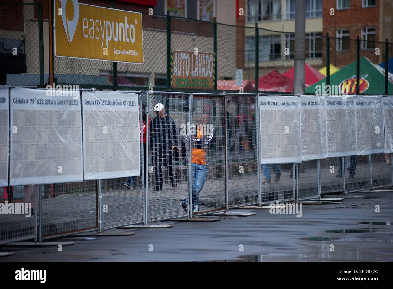 Während der Präsidentschaftswahlen 2022 in Bogota, Kolumbien, am 29. Mai 2022, überprüfen die Menschen ihren Wählungstisch. (Foto von Sebastian Barros/NurPhoto) Stockfoto