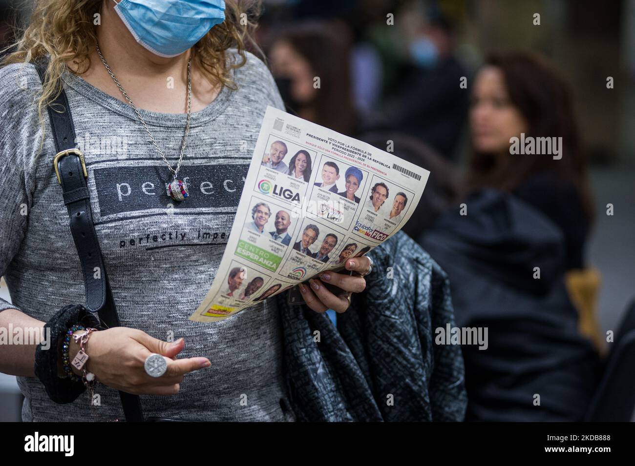 Eine Wählerin geht mit ihrem Stimmzettel während der Präsidentschaftswahlen 2022 in Bogota, Kolumbien, am 29. Mai 2022. (Foto von Sebastian Barros/NurPhoto) Stockfoto