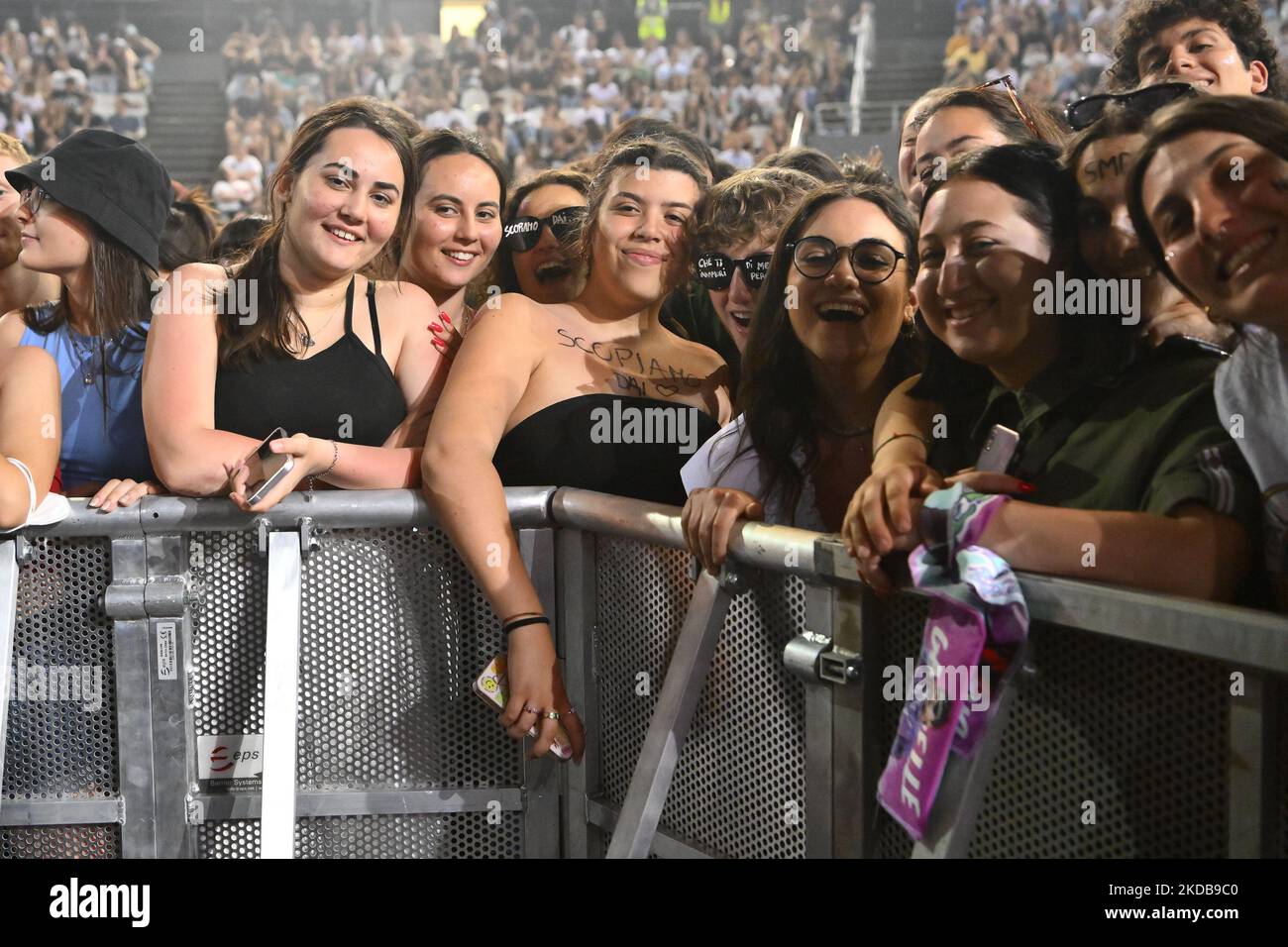 Gazzelle-Fans beim Konzert Gazzelle 2022 im PalaEur am 30.. Mai 2022 in Rom, Italien. (Foto von Domenico Cippitelli/LiveMedia/NurPhoto) Stockfoto