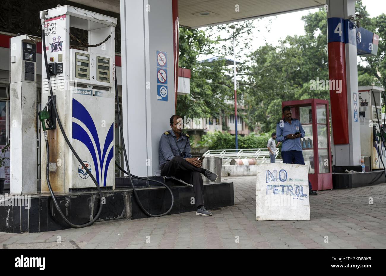 Mitarbeiter in der Nähe eines Banners, das liest "No Petrol" an einer Tankstelle, während eines Protests von North East India Petroleum Dealersâ €™ Association (NEIPDA), in Guwahati, Assam, Indien am Dienstag, 31. Mai, 2022. (Foto von David Talukdar/NurPhoto) Stockfoto