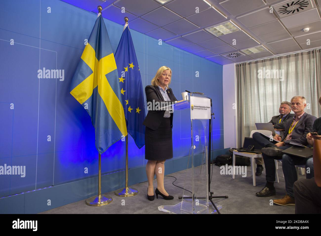 Die schwedische Premierministerin Magdalena Andersson spricht auf einer Pressekonferenz mit den Medien nach dem Ende des 2-tägigen außerordentlichen EU-Sondergipfels über die Ukraine, Energie und Verteidigung über eine sechste Welle von Sanktionen gegen Russland und russische Ölexporte mit speziellen Pipelineausnahmen nach Ungarn. Die schwedische Regierung hat sich nach dem russisch-ukrainischen Konflikt formell um den Beitritt zum NATO-Militärbündnis beworben. Treffen der 27 EU-Staats- und Regierungschefs auf dem Europäischen Rat in Brüssel, Belgien, am 31. Mai 2022 (Foto: Nicolas Economou/NurPhoto) Stockfoto