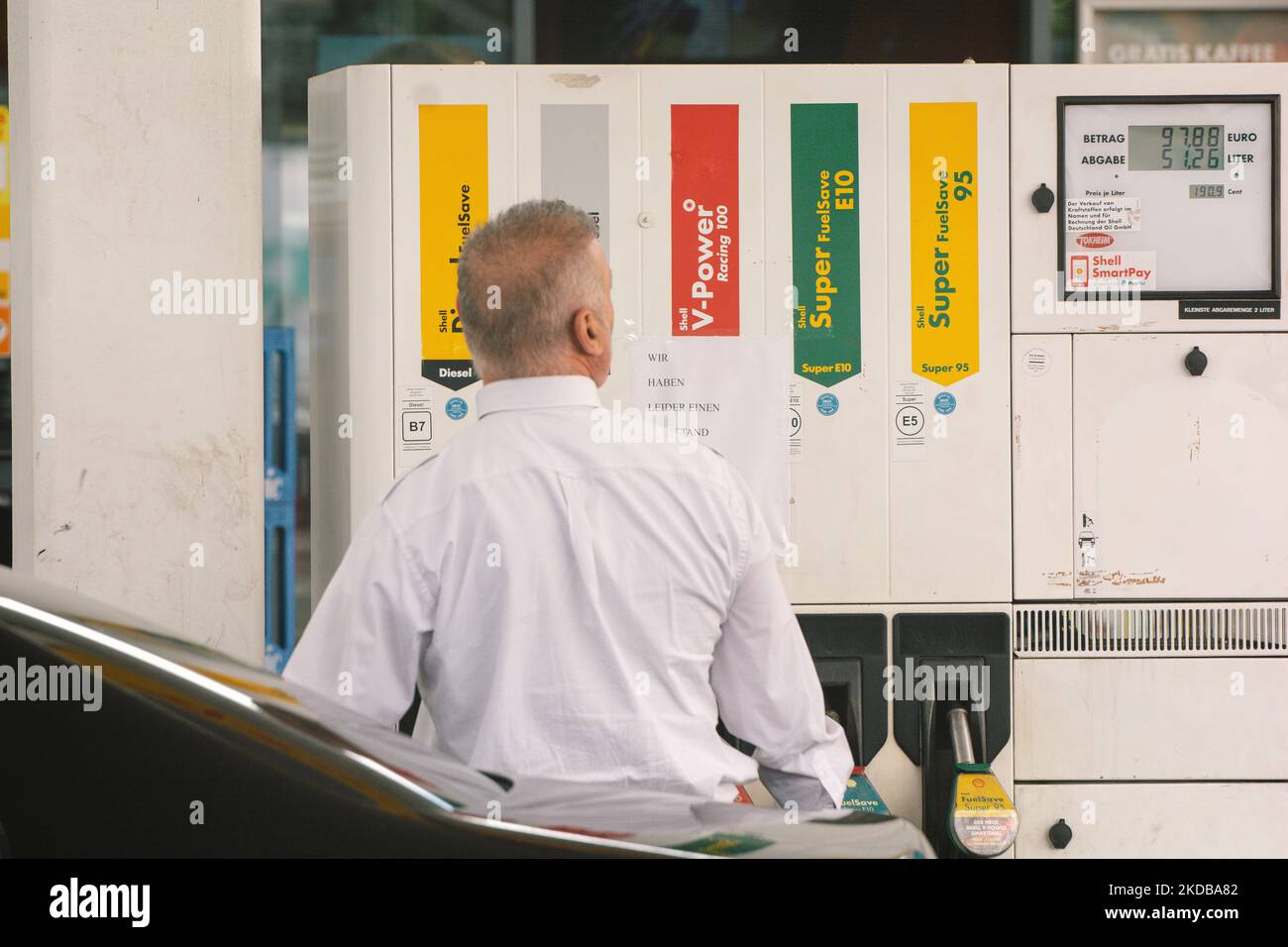 Ein Mann pumpt Benzin an einer Shell-Tankstelle in Köln, Deutschland, am 1. Juni 2022, als Deutschland beginnt, die Steuern auf Benzin und Diesel zu senken, um die Inflation und die Energiekrise nach der russischen Invasion in der Ukraine zu lockern (Foto: Ying Tang/NurPhoto) Stockfoto