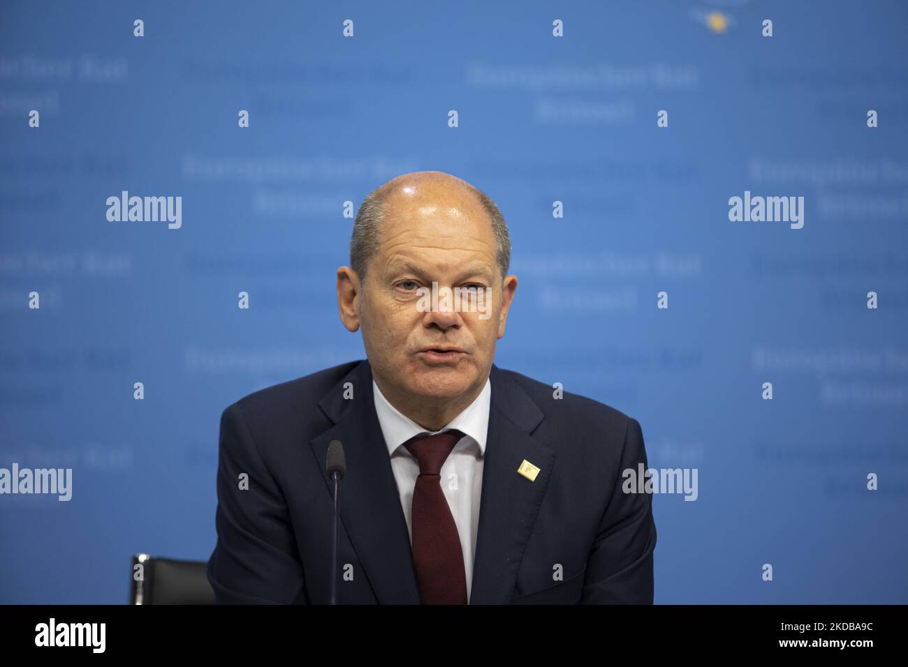 Olaf Scholz Bundeskanzler der Bundesrepublik Deutschland spricht nach dem 2-tägigen außerordentlichen EU-Sondergipfel über Ukraine, Energie und Verteidigung auf einer Pressekonferenz mit den Medien über eine sechste Welle von Sanktionen gegen Russland und russische Ölexporte mit speziellen Pipelineausnahmen nach Ungarn. Treffen der 27 EU-Staats- und Regierungschefs auf dem Europäischen Rat in Brüssel, Belgien, am 31. Mai 2022 (Foto: Nicolas Economou/NurPhoto) Stockfoto