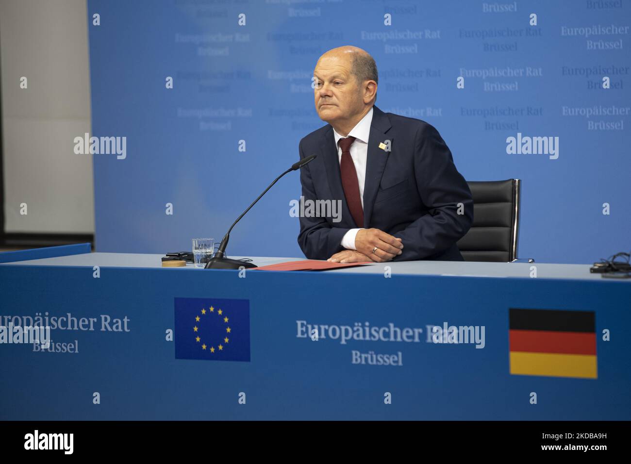 Olaf Scholz Bundeskanzler der Bundesrepublik Deutschland spricht nach dem 2-tägigen außerordentlichen EU-Sondergipfel über Ukraine, Energie und Verteidigung auf einer Pressekonferenz mit den Medien über eine sechste Welle von Sanktionen gegen Russland und russische Ölexporte mit speziellen Pipelineausnahmen nach Ungarn. Treffen der 27 EU-Staats- und Regierungschefs auf dem Europäischen Rat in Brüssel, Belgien, am 31. Mai 2022 (Foto: Nicolas Economou/NurPhoto) Stockfoto