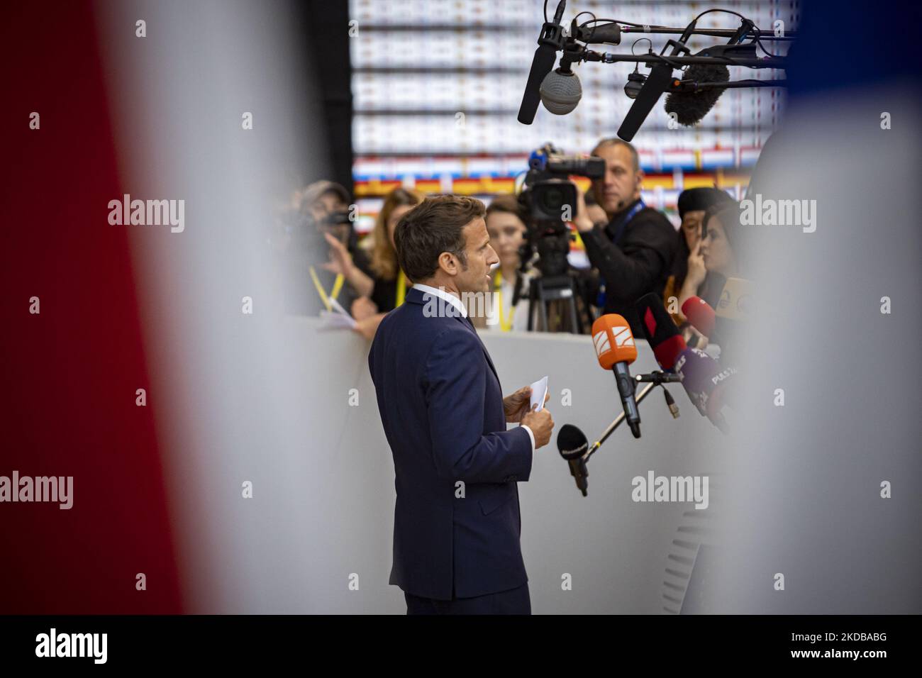 Der Präsident der Republik Frankreich, Emmanuel Macron, spricht mit den Medien nach dem Ende des 2-tägigen außerordentlichen EU-Sondergipfels über Ukraine, Energie und Verteidigung und vereinbart eine sechste Welle von Sanktionen gegen Russland und russische Ölexporte mit speziellen Pipelineausnahmen nach Ungarn. Treffen der 27 EU-Staats- und Regierungschefs auf dem Europäischen Rat in Brüssel, Belgien, am 31. Mai 2022 (Foto: Nicolas Economou/NurPhoto) Stockfoto