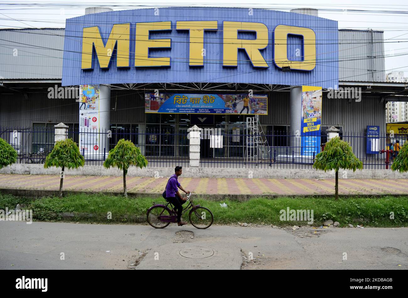 Ein Mann mit einem Fahrrad kommt an einem Metro Cash and Carry Großhandelsmarkt in Kalkutta, Indien, 01. Juni 2022 vorbei. Der deutsche Einzelhändler Metro AG plant, den indischen Markt zu verlassen, indem er seine Cash- und Carry-Operationen 1,5 bis 1,75 Milliarden US-Dollar verkauft, so ein indischer Medienbericht. (Foto von Indranil Aditya/NurPhoto) Stockfoto