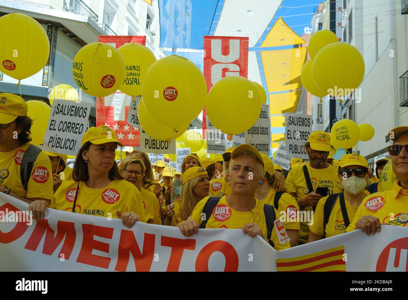 Protest gegen eine Kundgebung der Mehrheitsgewerkschaften in Correos am 1. Juni 2022 in Madrid, Spanien. UGT und CCOO protestieren mit dem Ziel, das zu vermeiden, was sie als eine „Enttarnung“ von Correos betrachten, und prangern das „Scheitern“ an, zu dem sie glauben, dass das Geschäfts- und Arbeitsmanagement der Aktiengesellschaft geführt hat. Den Gewerkschaften zufolge steht Correos am Rande des „technischen Bankrotts“ mit mehr als 500 Millionen Euro an Verlusten in drei Jahren, 400 Millionen Euro strukturellem Defizit und Darlehen in Höhe von 1.000 Millionen Euro für die Zahlung von Gehaltszahlungen. (Foto von Oscar Gonzalez/NurPhoto) Stockfoto