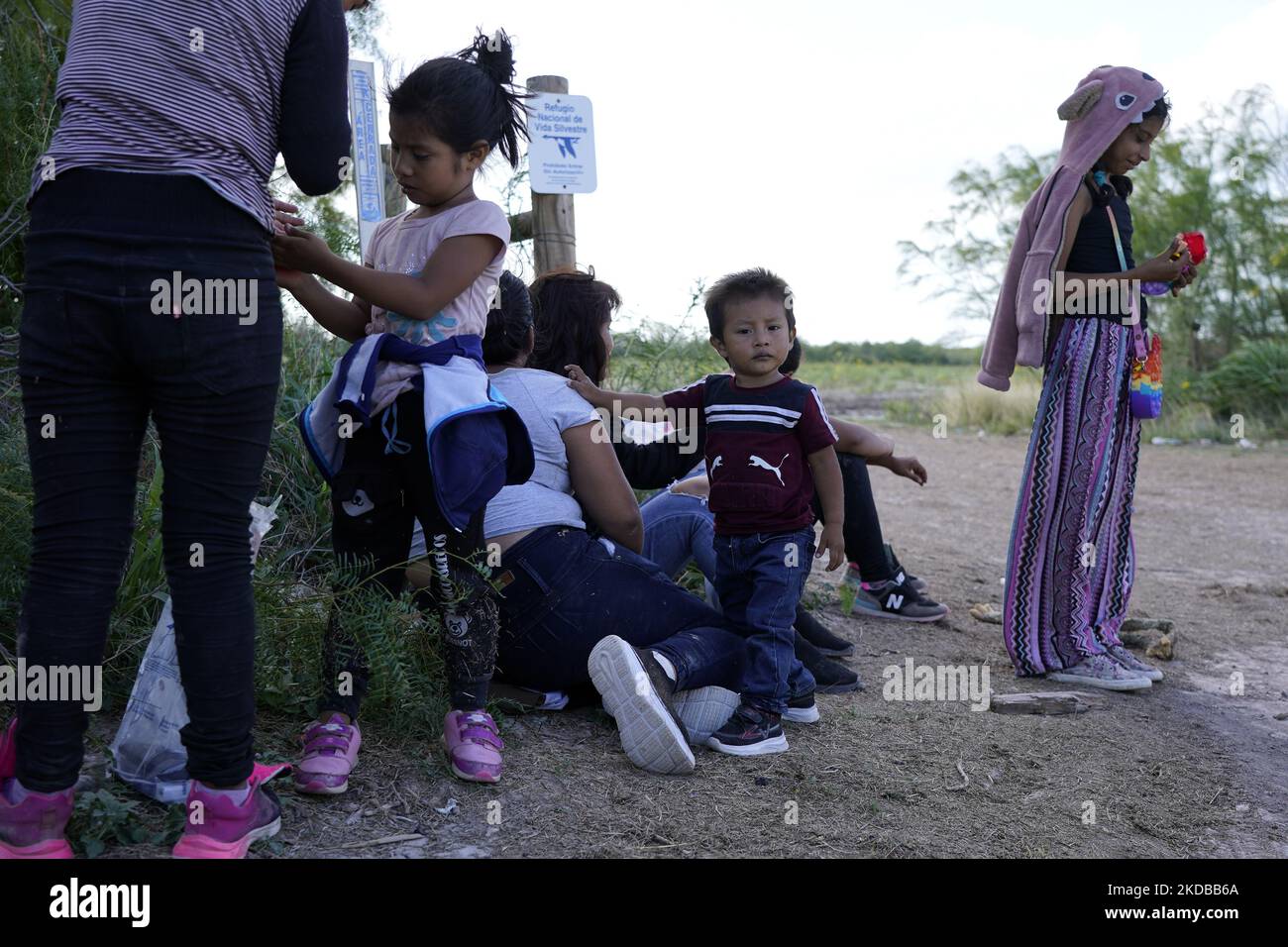 Am zweiten Tag der Umsetzung der „glaubwürdigen „vorläufigen endgültigen Regelung für Angst und Asylbearbeitung“ am 1. Juni 2022 in La Joya, Texas, USA, werden Migranten von der US-Grenzpolizei festgenommen. Die Regel sieht vor, dass Fälle, die für einen Asylantrag in Frage kommen, in Monaten anstatt in Jahren beschleunigt werden, um den Rückstand bei den Gerichten zu verringern. Titel 42, das Mandat der Trump-Ära, das Migranten die Einreise in die USA verhindern sollte, sollte am 23. Mai auslaufen, wurde jedoch durch eine Klage blockiert, die von mehreren Staaten eingereicht wurde und darauf hinweist, dass der Schritt zur Gesetzesniederlegung „die von den Adminis festgelegten Standards nicht erfüllt habe Stockfoto