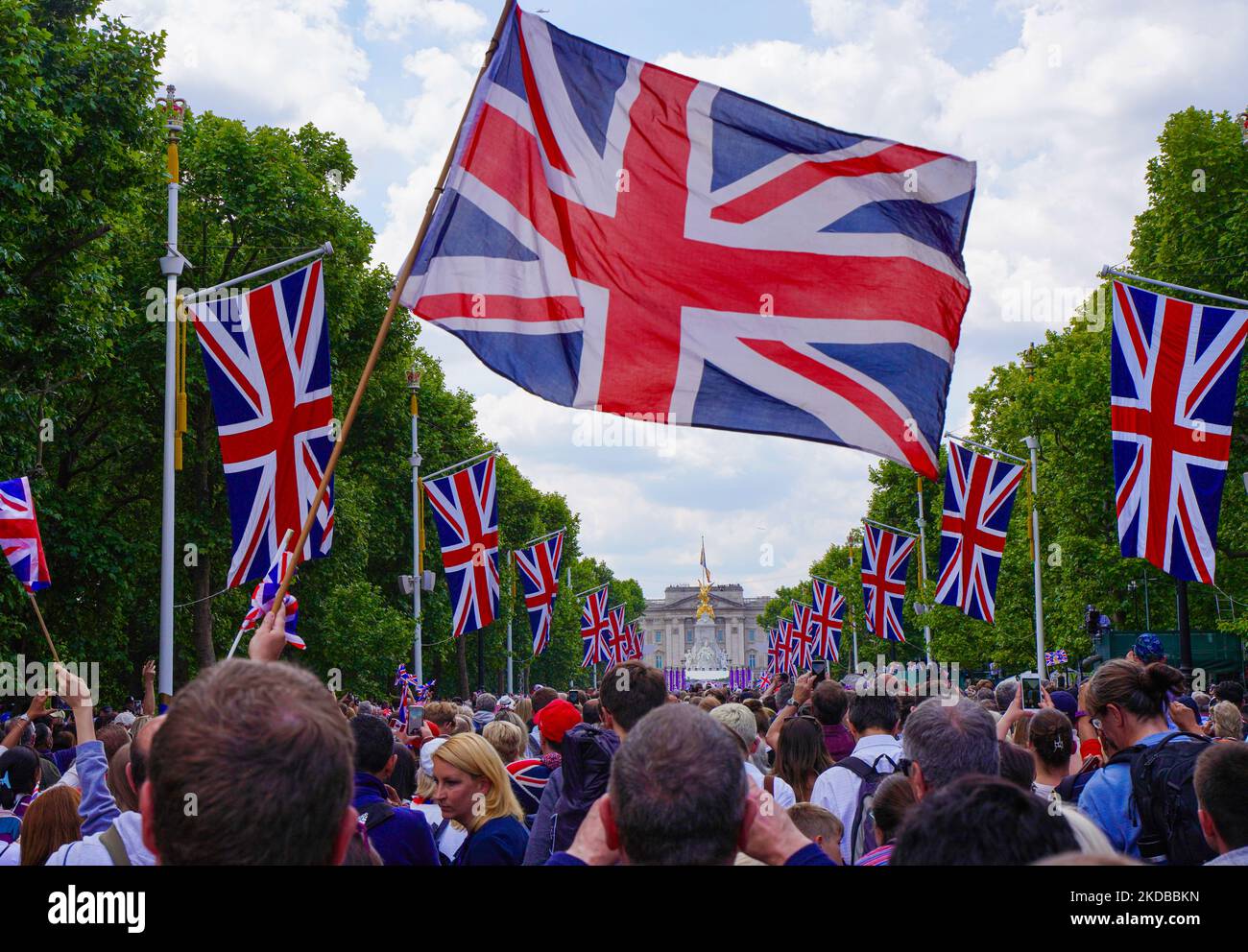 Die Menge versammelt sich entlang der Mall in London, Großbritannien, während des Flupasts zur Feier des Platin-Jubiläums der Königin am 2. Juni 2022. (Foto von Alexander Mak/NurPhoto) Stockfoto