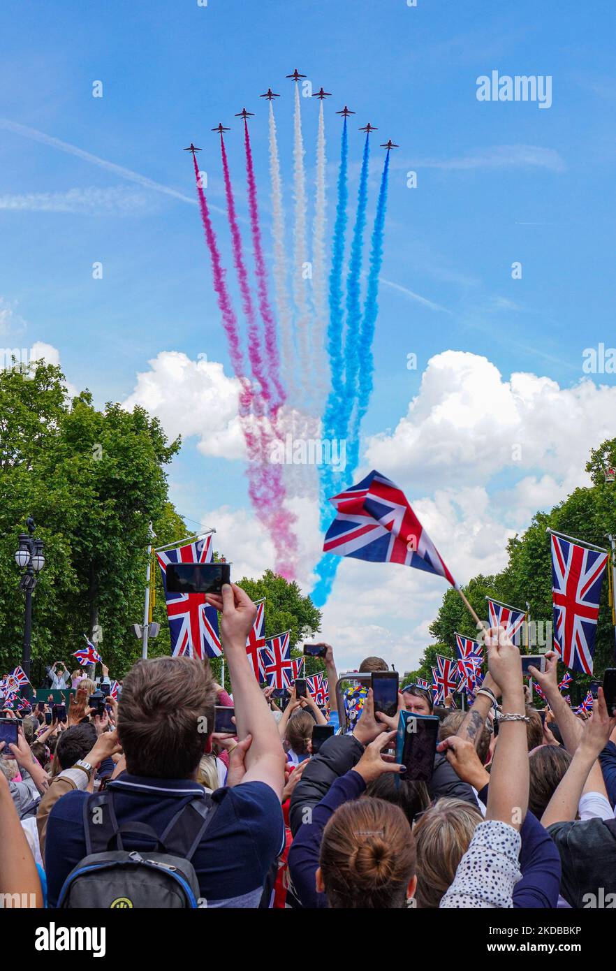 Die Menge versammelt sich entlang der Mall in London, Großbritannien, während des Flupasts zur Feier des Platin-Jubiläums der Königin am 2. Juni 2022. (Foto von Alexander Mak/NurPhoto) Stockfoto