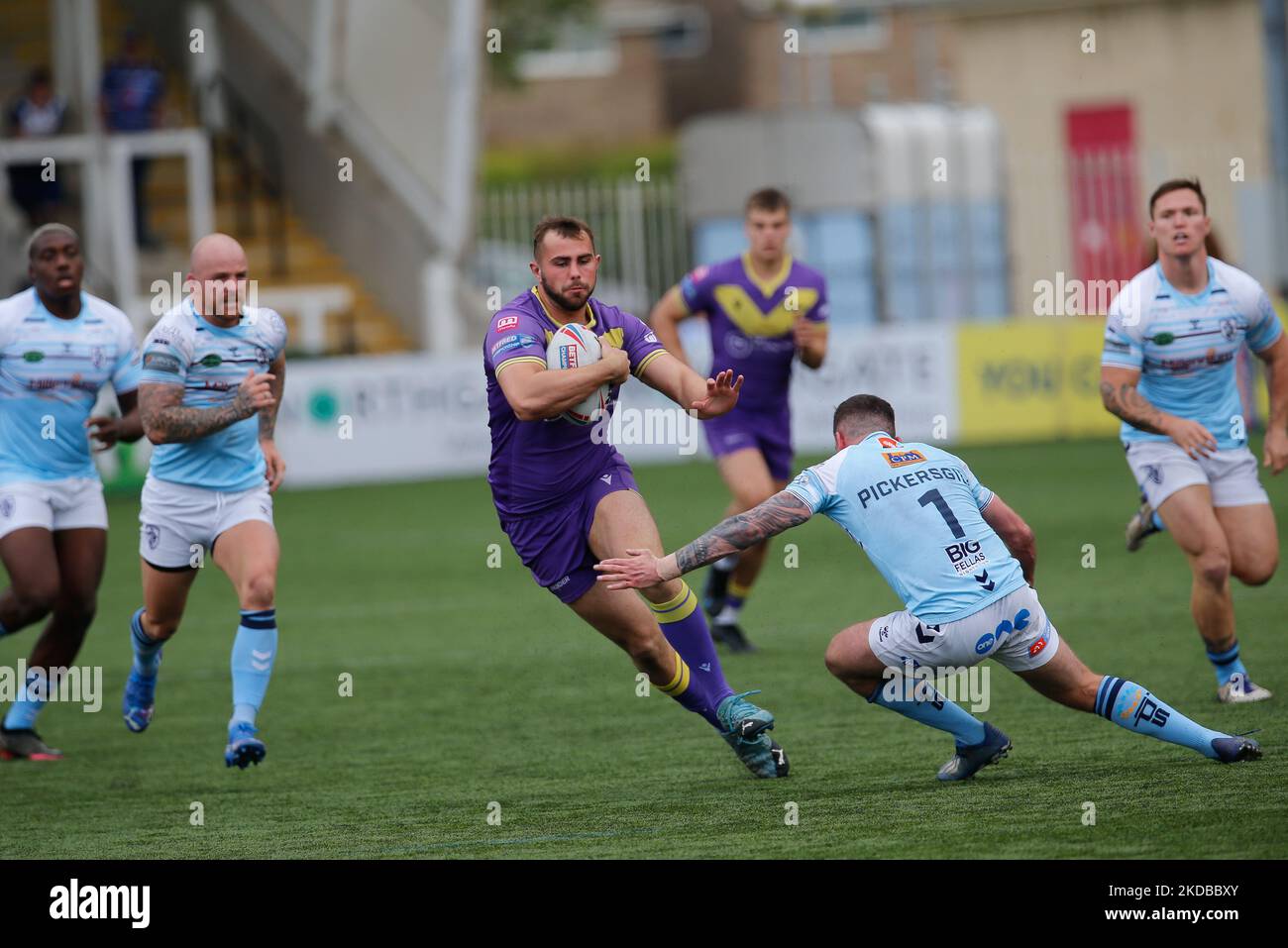 Lewis Pechey von Newcastle Thunder nimmt Brandon Pickersgill von Featherstone Rovers während des WETTLAUFS DER BETFRED Championship zwischen Newcastle Thunder und Featherstone Rovers am Donnerstag, dem 2.. Juni 2022, im Kingston Park, Newcastle, in den Kampf auf. (Foto von Chris Lishman/MI News/NurPhoto) Stockfoto