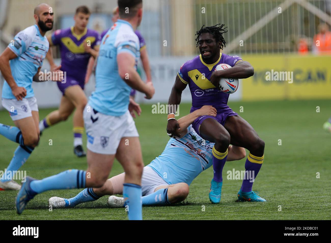 Gideon Boafo von Newcastle Thunder wird am Donnerstag, dem 2.. Juni 2022, während des WETTLAUFS DER BETFRED Championship zwischen Newcastle Thunder und Featherstone Rovers im Kingston Park, Newcastle, angegangen. (Foto von Chris Lishman/MI News/NurPhoto) Stockfoto