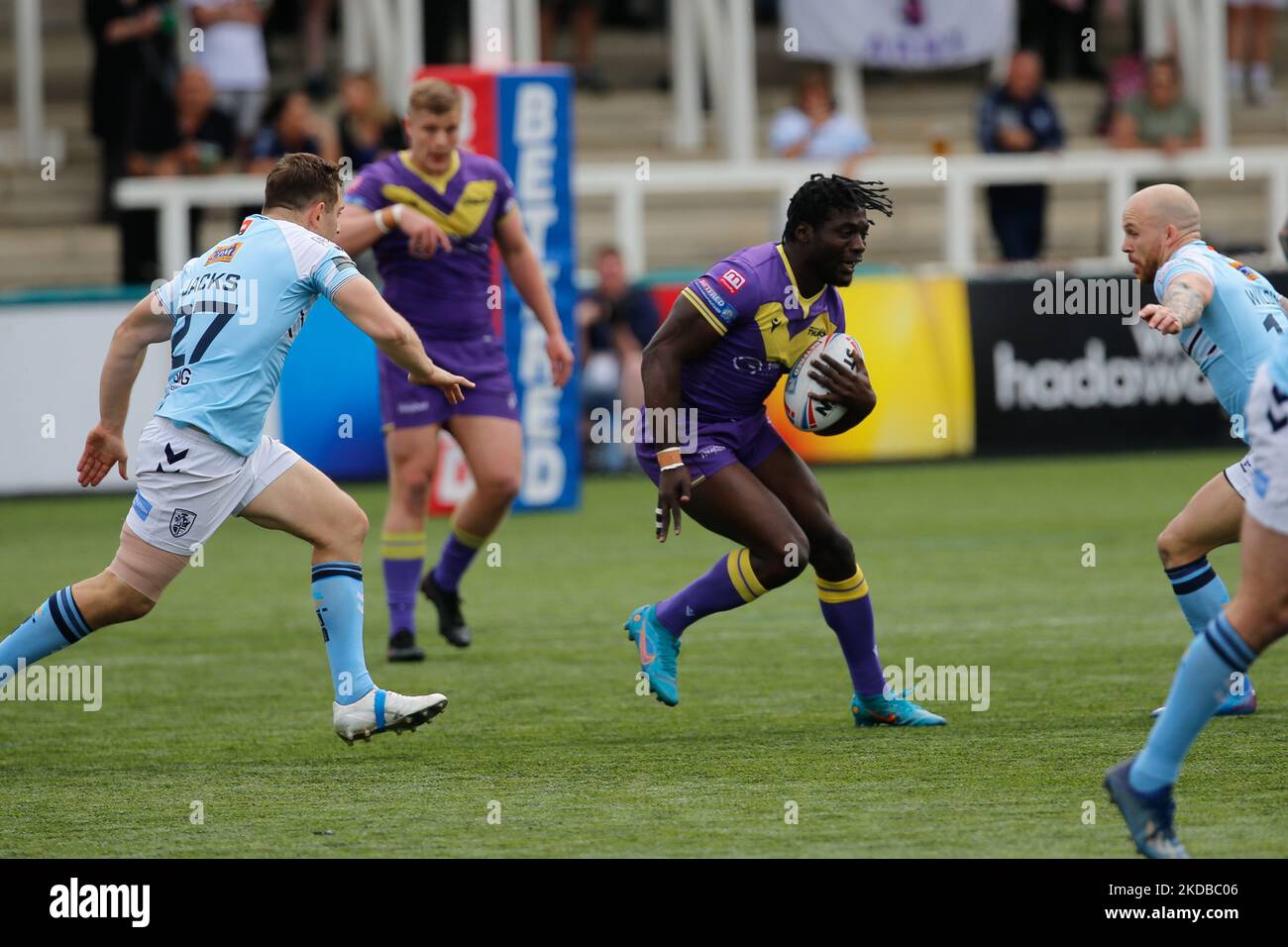 Gideon Boafo von Newcastle Thunder will am Donnerstag, dem 2.. Juni 2022, während des WETTLAUFS DER BETFRED Championship zwischen Newcastle Thunder und Featherstone Rovers im Kingston Park, Newcastle, angreifen. (Foto von Chris Lishman/MI News/NurPhoto) Stockfoto