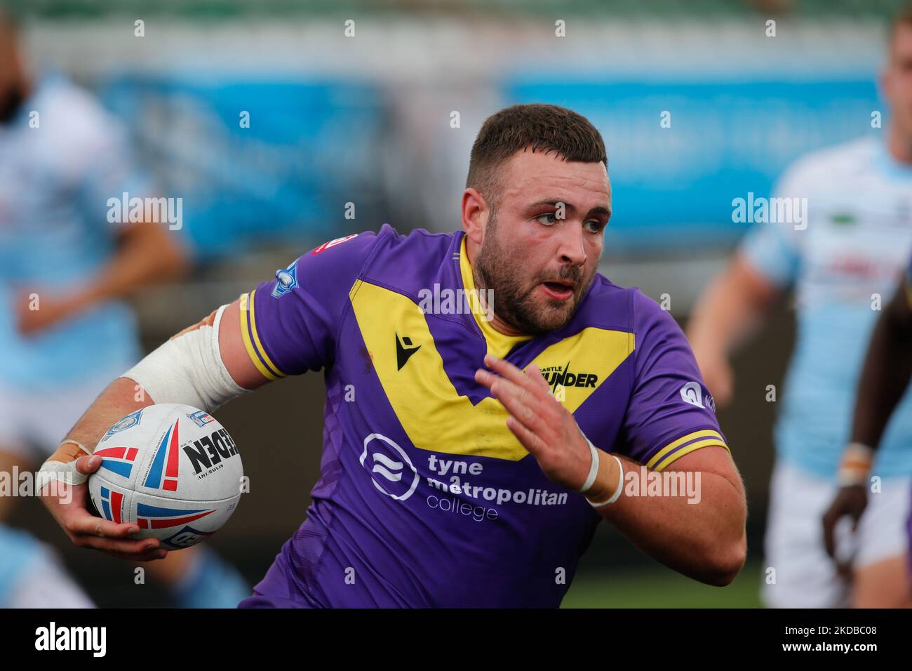 Ellis Robson von Newcastle Thunder nimmt während des WETTLAUFS DER BETFRED Championship zwischen Newcastle Thunder und Featherstone Rovers am Donnerstag, dem 2.. Juni 2022, im Kingston Park, Newcastle, an der Testlinie Teil. (Foto von Chris Lishman/MI News/NurPhoto) Stockfoto
