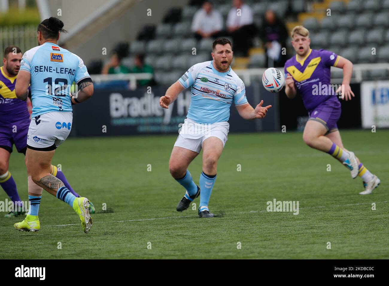 Luke Cooper von Featherstone Rovers feuert während des WETTLAUFS DER BETFRED Championship zwischen Newcastle Thunder und Featherstone Rovers am Donnerstag, dem 2.. Juni 2022, im Kingston Park, Newcastle, einen Pass aus. (Foto von Chris Lishman/MI News/NurPhoto) Stockfoto