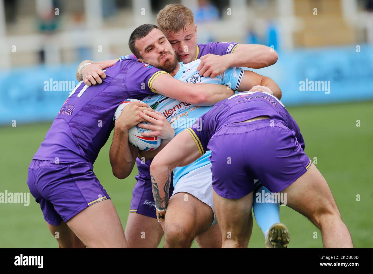 Gareth Gale von Featherstone Rovers wird von drei Thunder-Spielern während des BETFRED Championship-Spiels zwischen Newcastle Thunder und Featherstone Rovers am Donnerstag, dem 2.. Juni 2022, im Kingston Park, Newcastle, angegangen. (Foto von Chris Lishman/MI News/NurPhoto) Stockfoto
