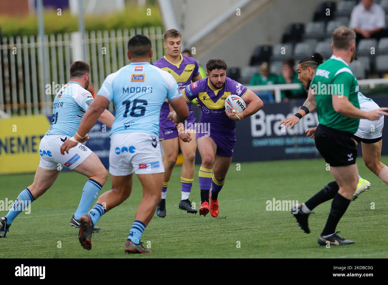 Jack Johnson von Newcastle Thunder sucht während des WETTLAUFS DER BETFRED Championship zwischen Newcastle Thunder und Featherstone Rovers am Donnerstag, dem 2.. Juni 2022 im Kingston Park, Newcastle, nach einer Lücke. (Foto von Chris Lishman/MI News/NurPhoto) Stockfoto