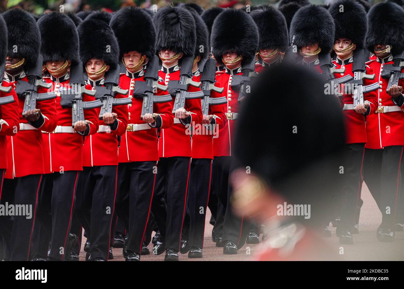 Die Queen's Guards marschieren am 2. Juni 2022 entlang der Mall in London, dem Vereinigten Königreich, zur Feier des Platinum Jubilee Trooping the Colour. Tausende von Menschen stehen auf der Seite der Mall, um die Parade zu beobachten. (Foto von Alexander Mak/NurPhoto) Stockfoto