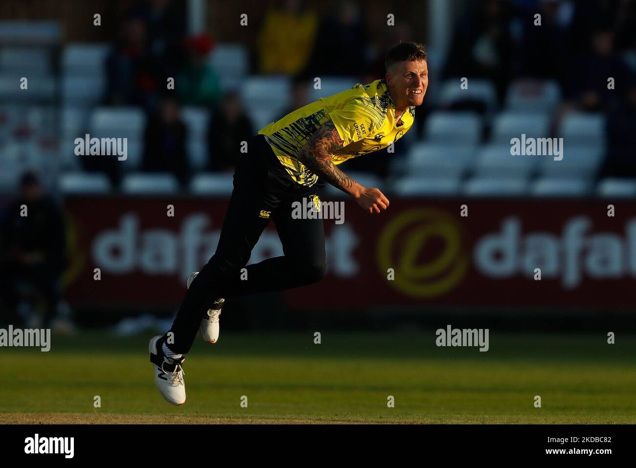 Brydon Carse bowelt während des Charlotte Edwards Cup-Spiels zwischen Northern Diamonds und Loughborough Lightning am Mittwoch, 1.. Juni 2022, im Seat Unique Riverside, Chester le Street. (Foto von will Matthews/MI News/NurPhoto) Stockfoto