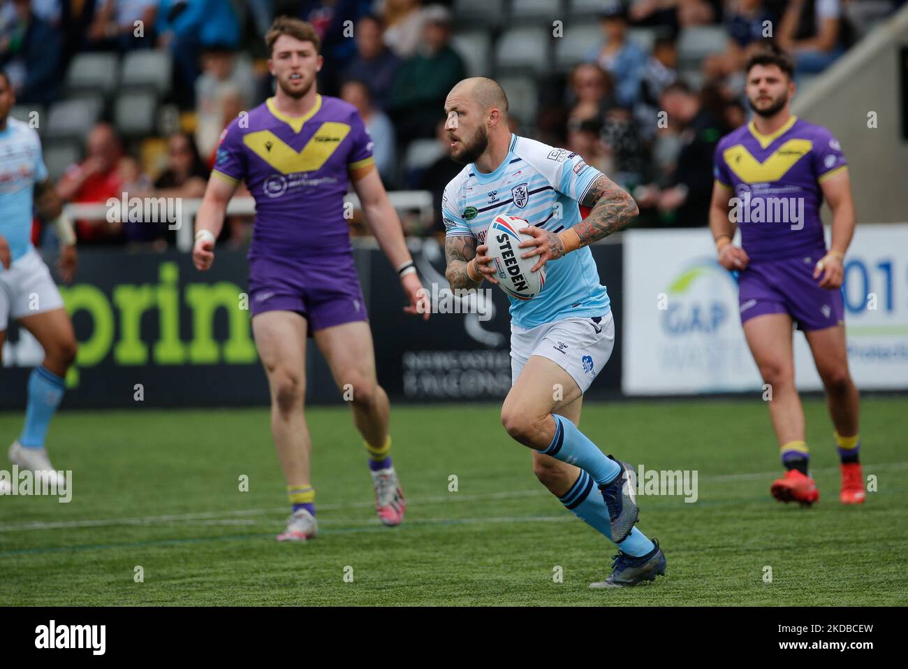 Luke Briscoe von Featherstone Rovers in Aktion während des WETTLAUFS DER BETFRED Championship zwischen Newcastle Thunder und Featherstone Rovers im Kingston Park, Newcastle am Donnerstag, dem 2.. Juni 2022. (Foto von Chris Lishman/MI News/NurPhoto) Stockfoto