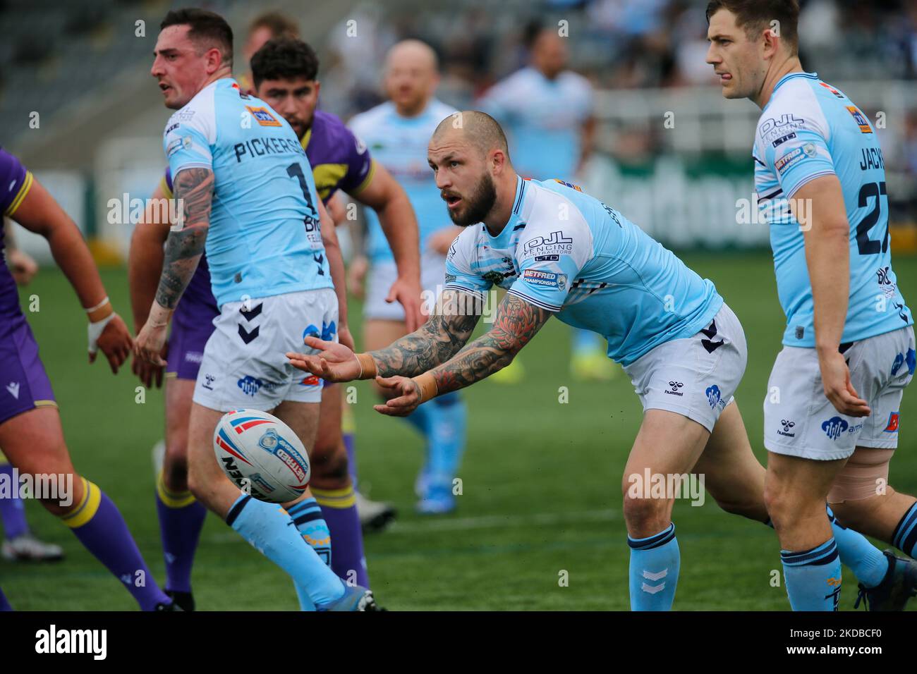 Luke Briscoe von Featherstone Rovers geht während des WETTLAUFS DER BETFRED Championship zwischen Newcastle Thunder und Featherstone Rovers am Donnerstag, dem 2.. Juni 2022, im Kingston Park, Newcastle. (Foto von Chris Lishman/MI News/NurPhoto) Stockfoto