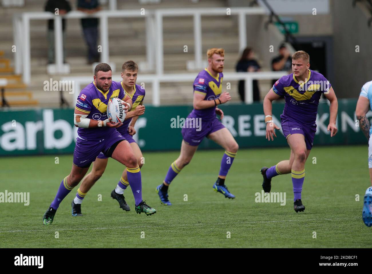 Ellis Robson von Newcastle Thunder sucht während des WETTLAUFS DER BETFRED Championship zwischen Newcastle Thunder und Featherstone Rovers im Kingston Park, Newcastle, am Donnerstag, dem 2.. Juni 2022, nach Platz. (Foto von Chris Lishman/MI News/NurPhoto) Stockfoto